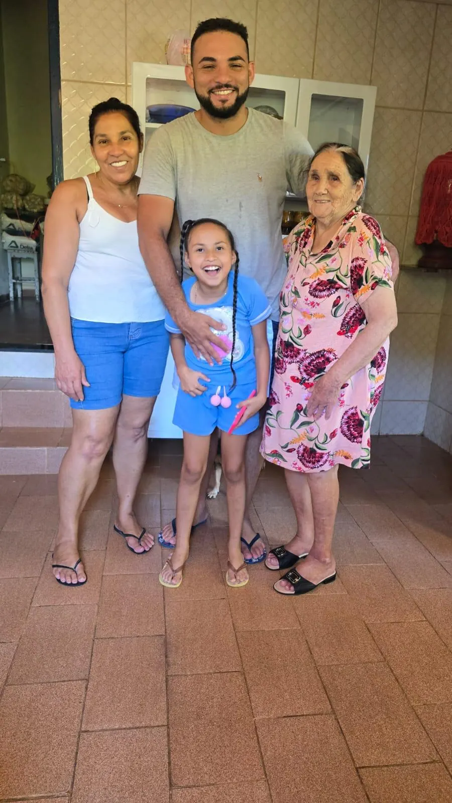 Heitor com família em casa