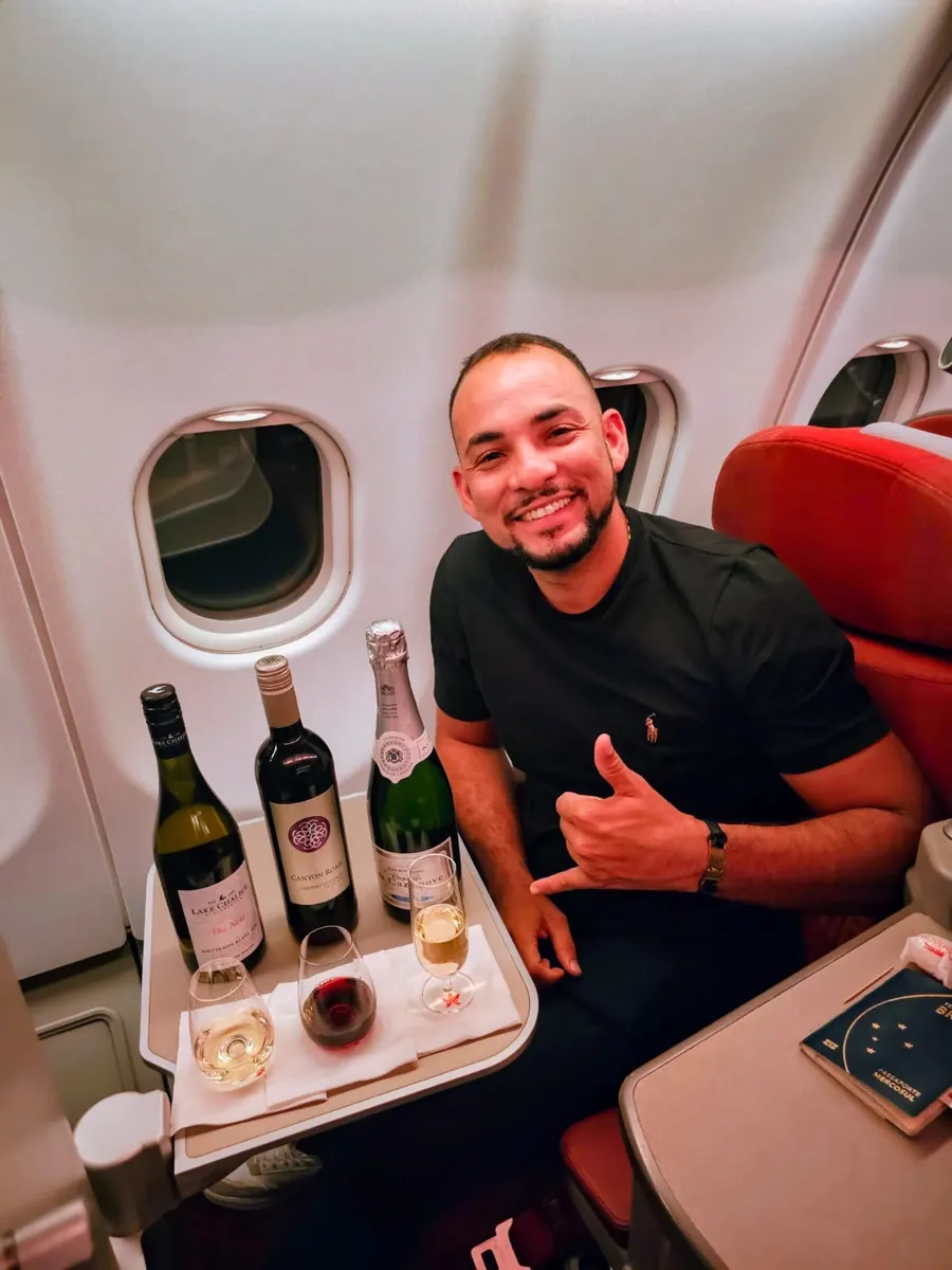 Cabine executiva com vinhos e conforto